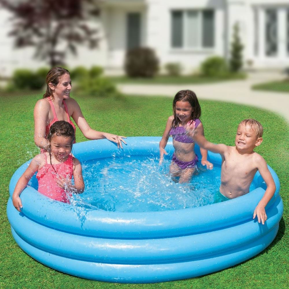 Счастливая семья в бассейне